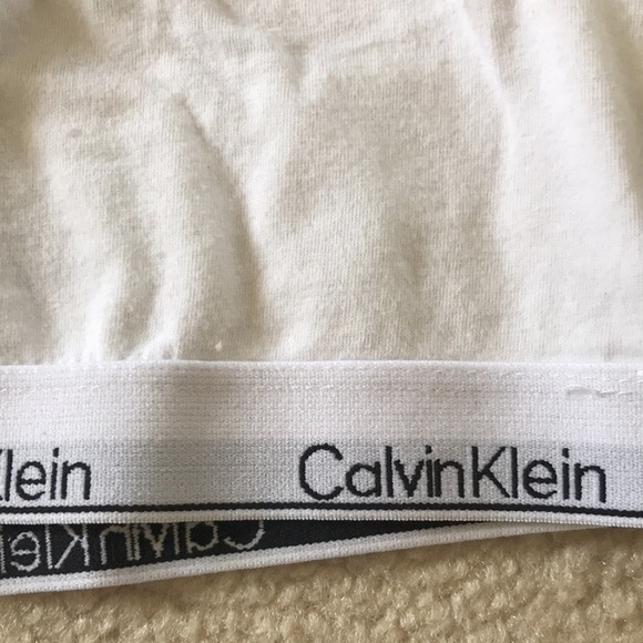 Free with purchase| Calvin Klein 2 piece set - Picture 3 of 5
